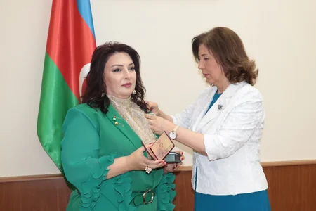 Bahar Muradova “Tərəqqi” medalı ilə təltif olunan qadınların mükafatlarını təqdim edib