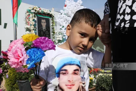 Azərbaycan xalqı antiterror şəhidlərinin məzarlarını ziyarət edir
