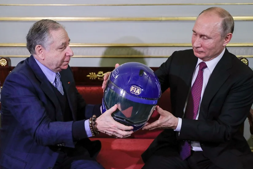 Президент Международной автомобильной федерации подарил Владимиру Путину гоночный шлем