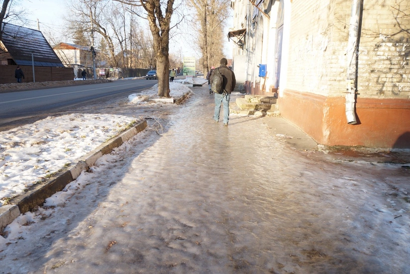 A man dies in Baku after falling on icy road