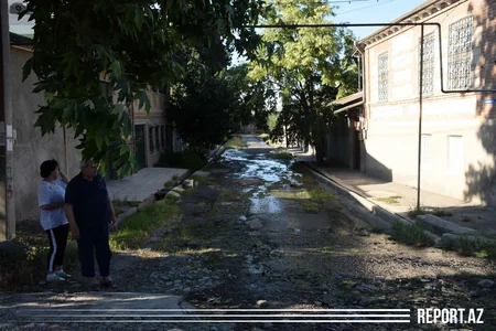 Su borusu partlayıb, saatlarla su küçəyə axır, arxda tullantılar üzür - VİDEO