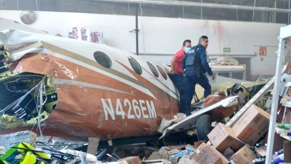 Meksikada təyyarə supermarketə çırpılıb, 3 nəfər ölüb