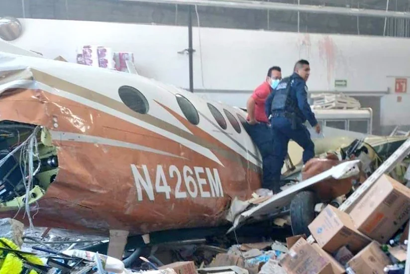 Падение легкого самолета на супермаркет в Мексике, погибли три человека