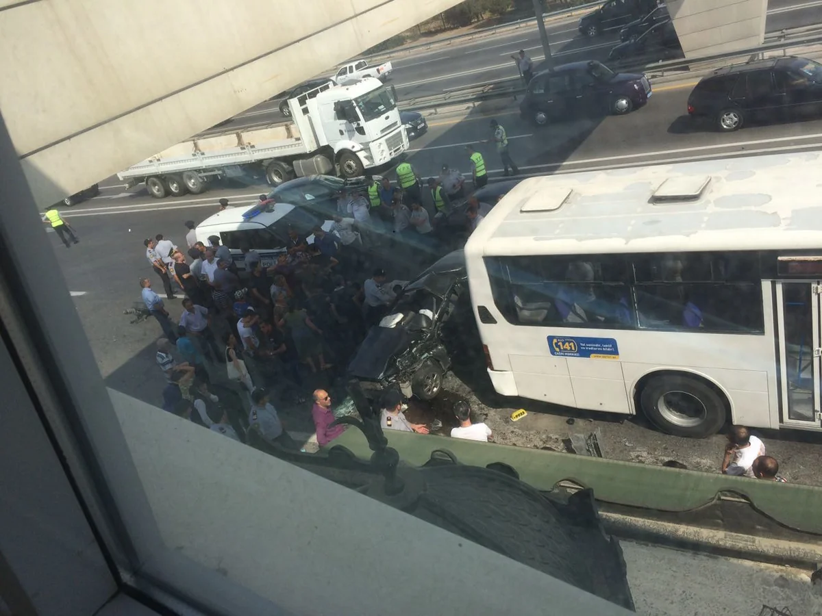 Bakıda qəzaya uğrayan avtomobil sərnişin avtobusuna çırpılıb, 2 nəfər ölüb
