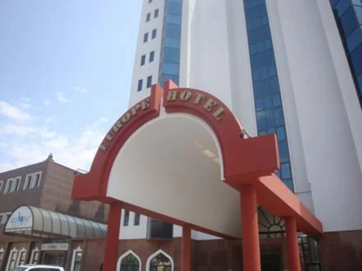 Zərərçəkən Avropa hotelində qətl törədən şəxslərin şikayəti əsasında keçirilən məhkəmə prosesinə gəlməyib