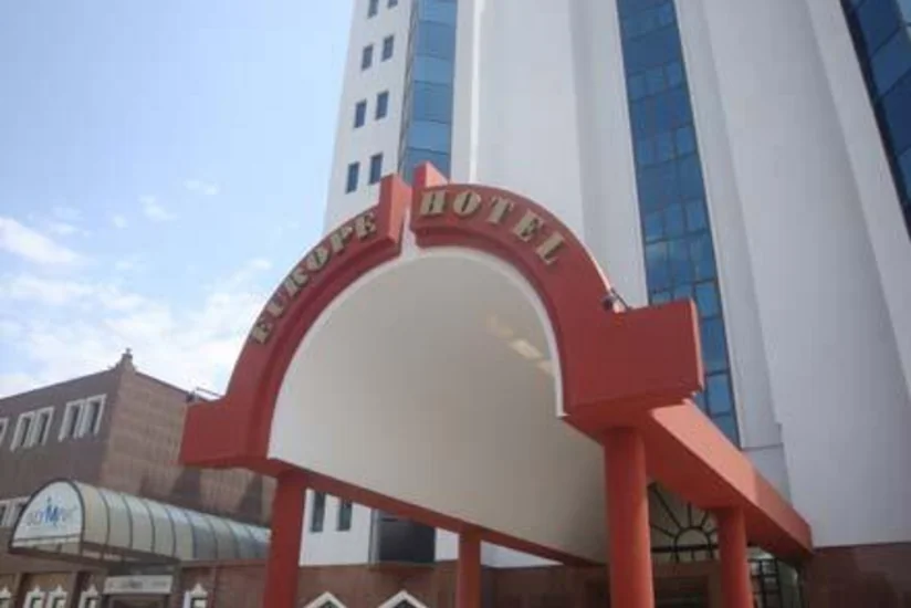 Zərərçəkən Avropa hotelində qətl törədən şəxslərin şikayəti əsasında keçirilən məhkəmə prosesinə gəlməyib