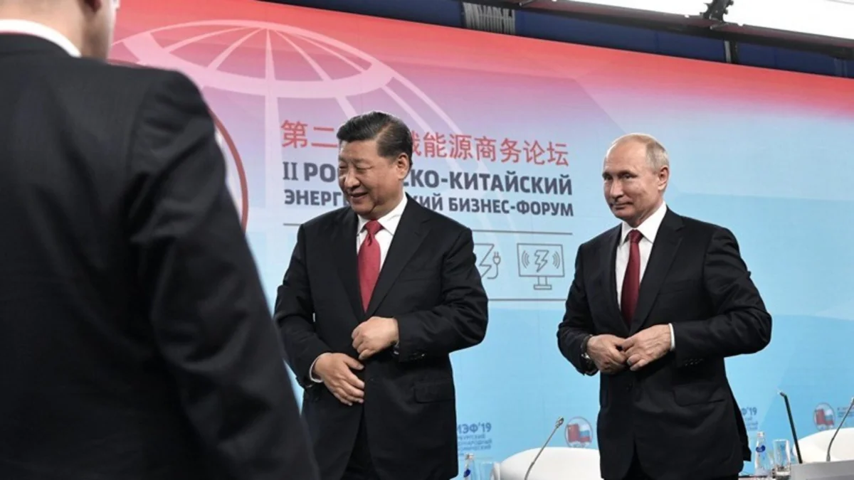 Putinin mühafizəçiləri Si Szinpini səhnədən yıxılmağa qoymayıblar - VİDEO
