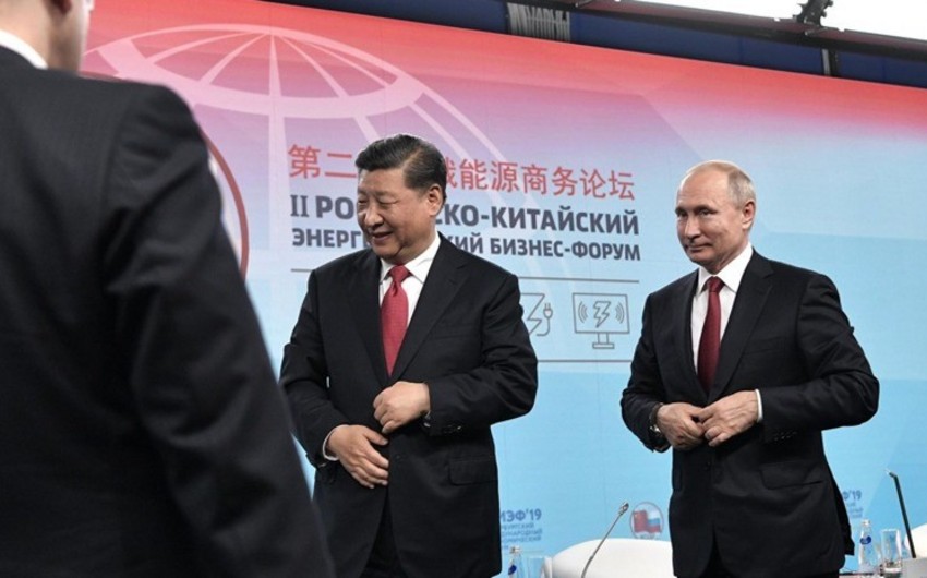 Putinin mühafizəçiləri Si Szinpini səhnədən yıxılmağa qoymayıblar - VİDEO