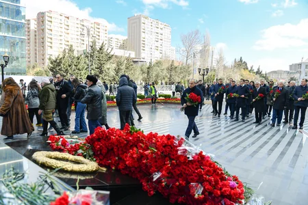 İqtisadiyyat Nazirliyinin rəhbərliyi Xocalı soyqırımı abidəsini ziyarət edib