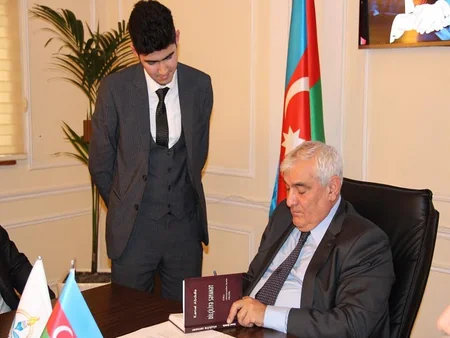Dövlət müşaviri: “Dilə olan məhəbbət Vətənə sevgi, bayrağa ehtiram, himnə hörmətdir”