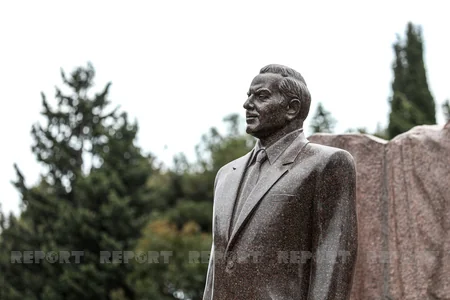 Azerbaijani people commemorate National Leader Heydar Aliyev