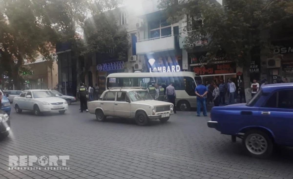 Gəncədə sərnişin daşıyan avtobus qəzaya uğrayıb - FOTO