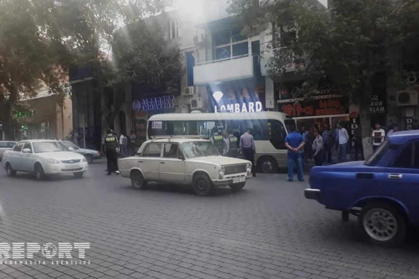 Gəncədə sərnişin daşıyan avtobus qəzaya uğrayıb - FOTO