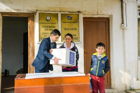 Heydər Əliyev Fondu aztəminatlı ailələrə ənənəvi Novruz sovqatları paylayır
