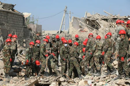 Gəncədə dağıntılar altında qalan şəxslərin xilasetmə əməliyyatı aparılır
