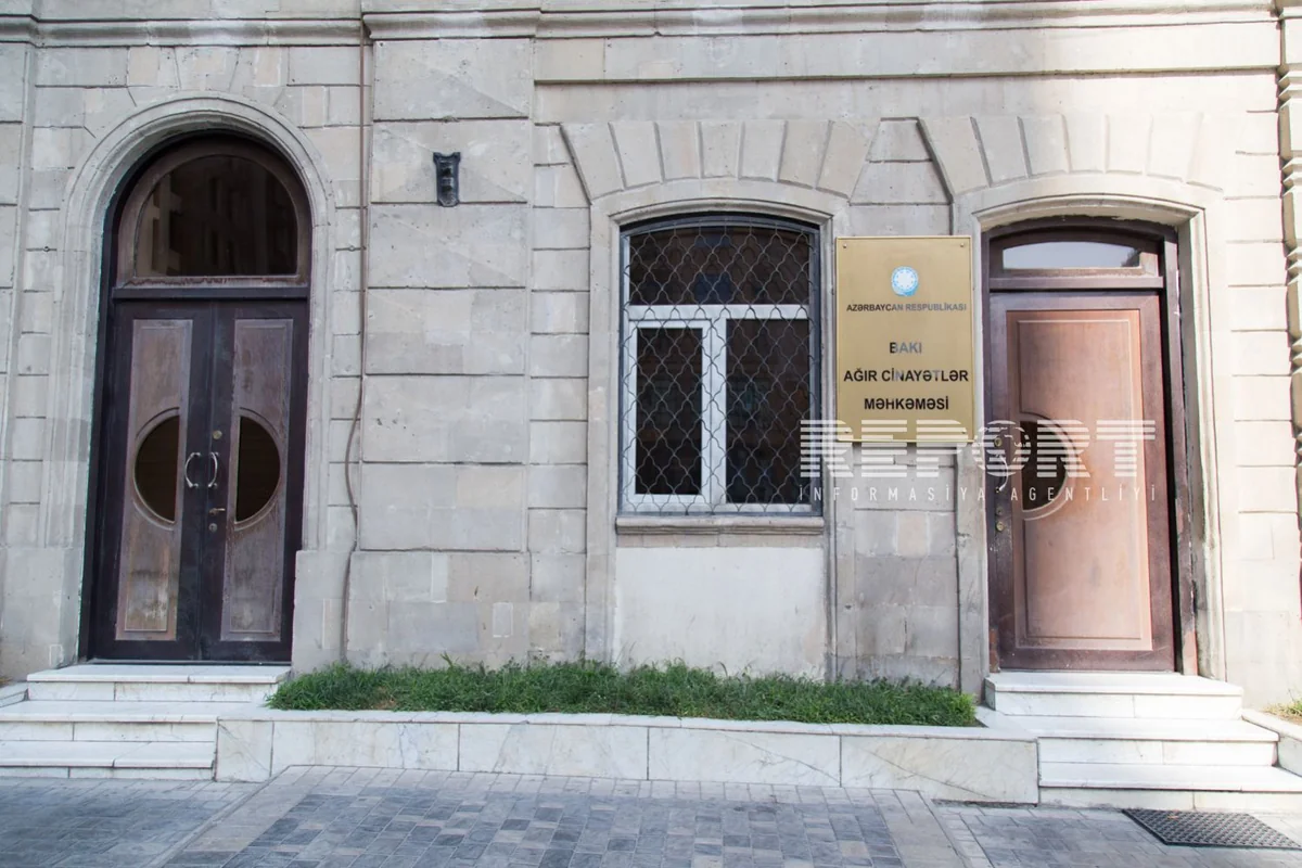 ​Bakıda müxtəlif evlərdən 1 milyon manatlıq oğurluq edən 20 yaşlı gəncin məhkəməsi keçirilib