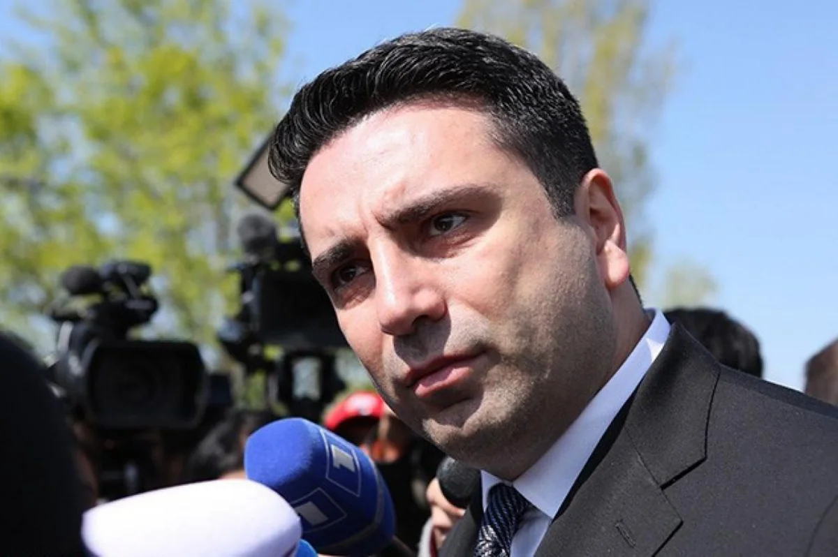 Ermənistan parlamentinin sədri İrəvanda vətəndaşın gözünə tüpürüb