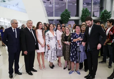 Heydər Əliyev Mərkəzində Türkiyənin tanınmış rəssamı Ahmet Güneştekinin fərdi sərgisi açılıb - FOTO