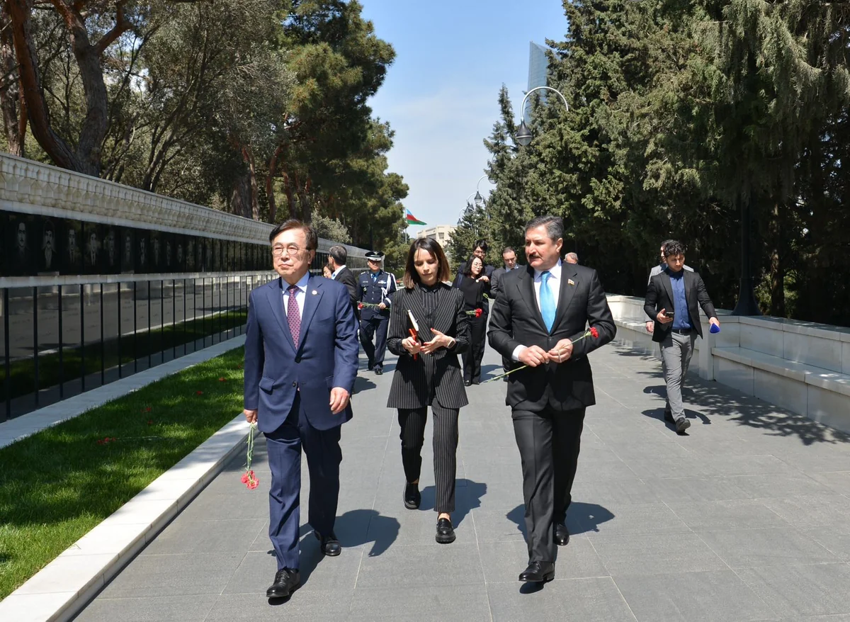 Koreyalı deputatlar Şəhidlər xiyabanını ziyarət ediblər