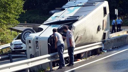 İstanbulda mikroavtobus aşıb: 1 ölü, 12 yaralı - FOTO