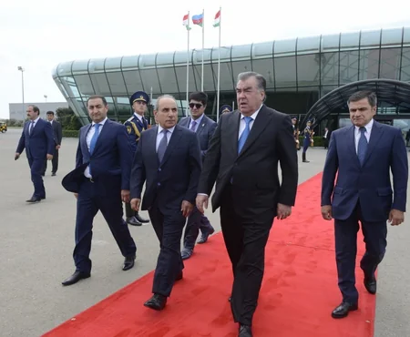 Завершился официальный визит в Азербайджан президента Таджикистана