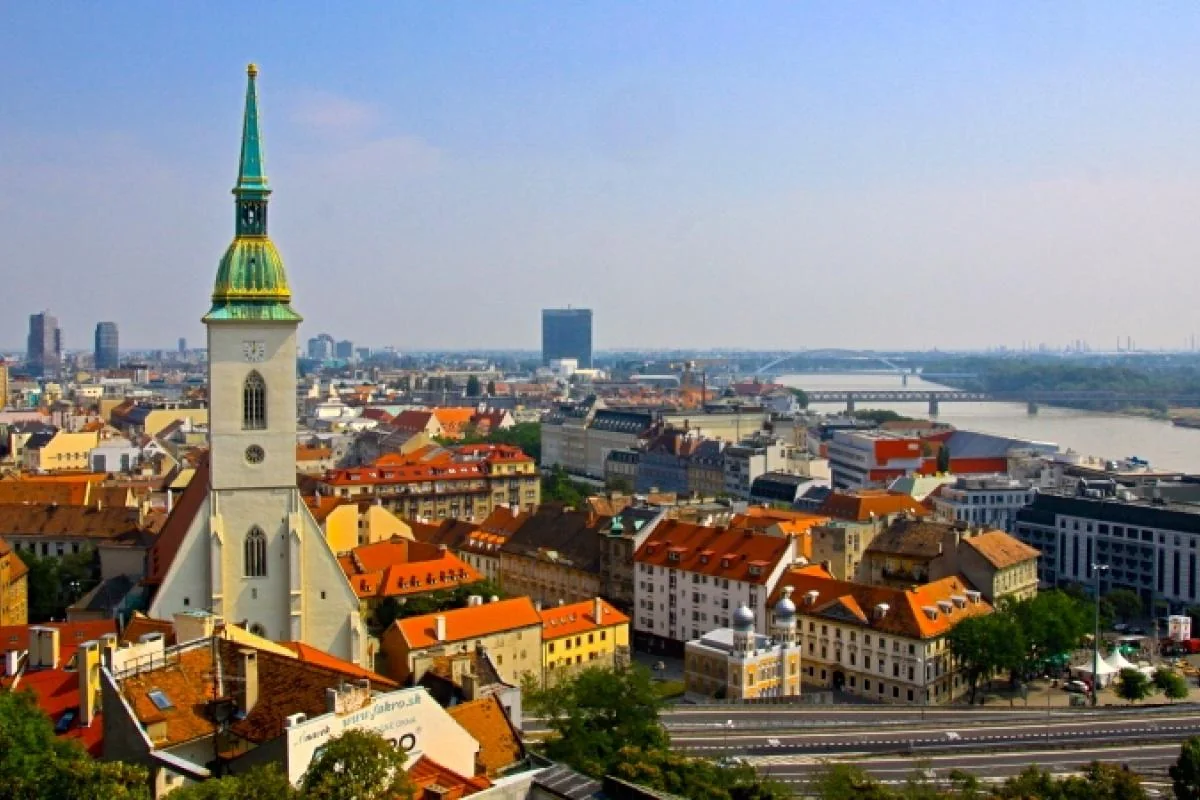 Slovakiya rusiyalı diplomatları ölkədən çıxarıb