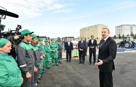 Президент Ильхам Алиев ознакомился с хлопковым полем бардинского фермера Мусы Гулиева