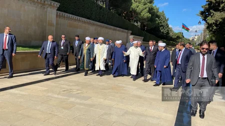 Türk Dövlətləri Təşkilatının müsəlman dini liderləri Fəxri və Şəhidlər xiyabanlarını ziyarət edib