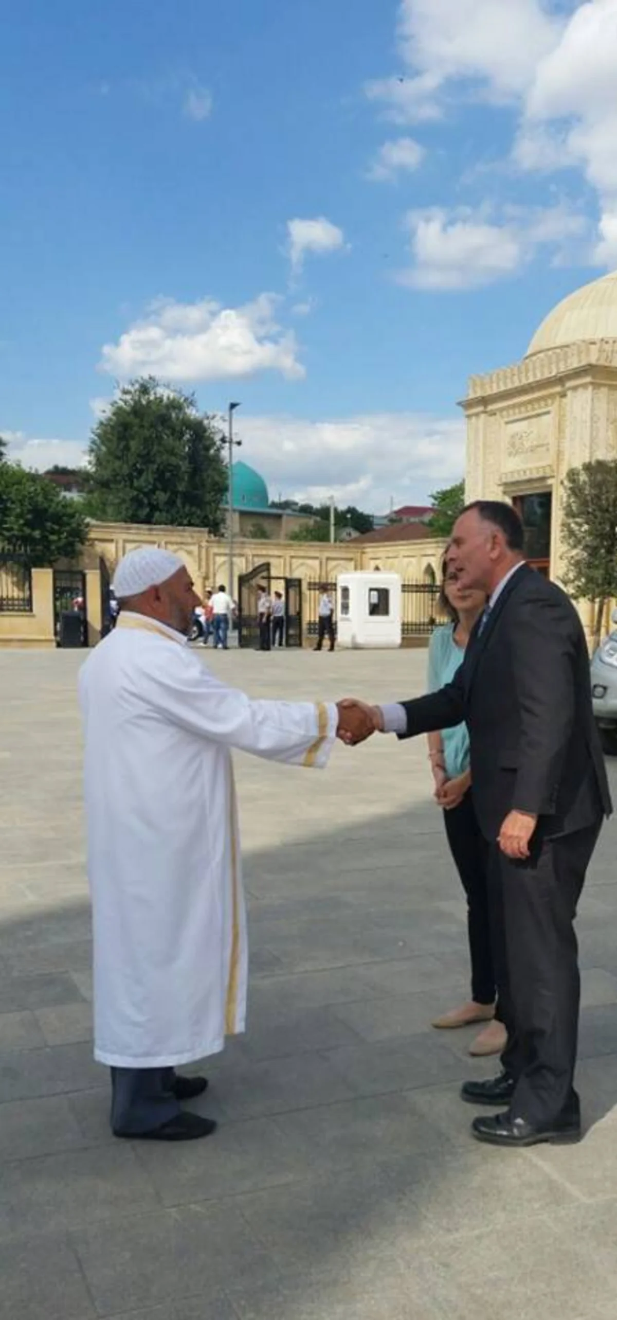 İsrailin Azərbaycandakı səfiri Cümə məscidini ziyarət edib