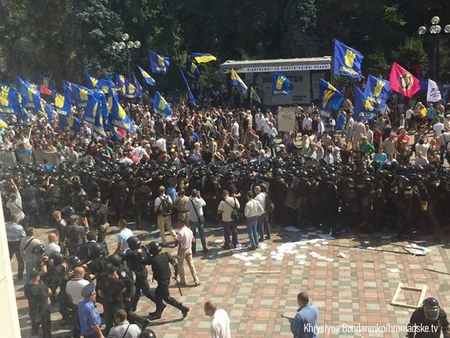 У здания парламента Украины произошел взрыв, ранены около 30 человек - ОБНОВЛЕНО