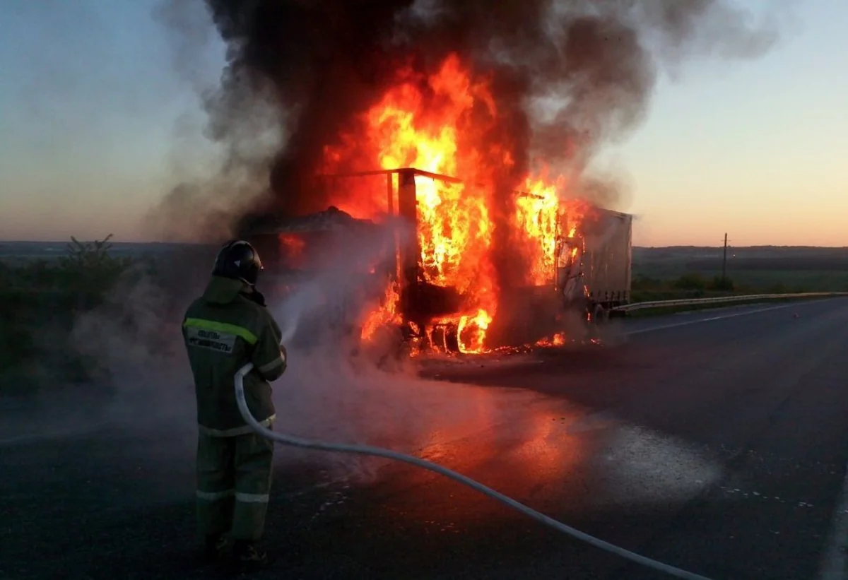 В Армении сгорел автомобиль с военными