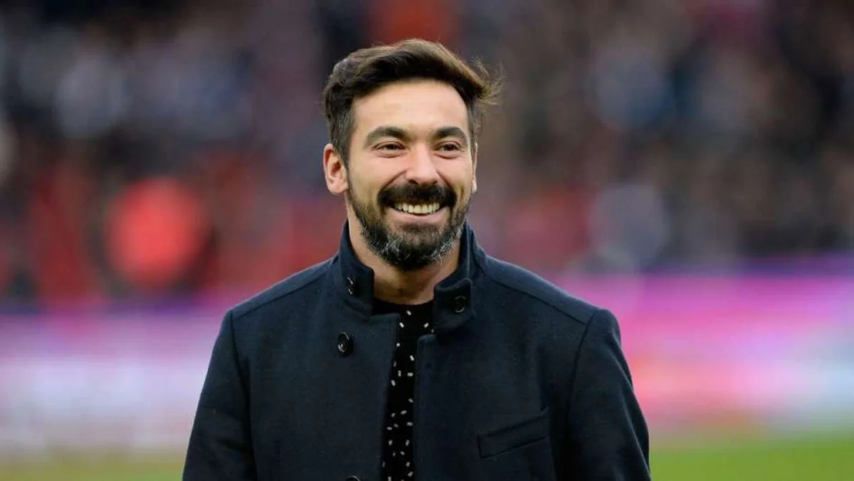 Tanınmış futbolçu karyerasını başa vurub