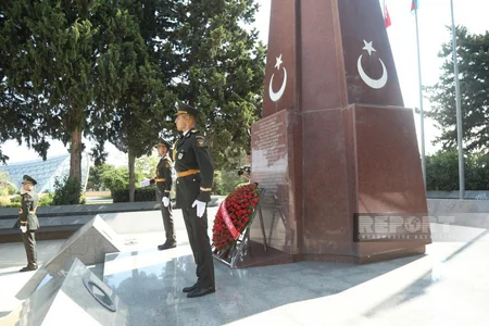 ​Zəfər Günü münasibəti ilə Bakıda Şəhidlər xiyabanı və Türk şəhidliyi ziyarət olunub