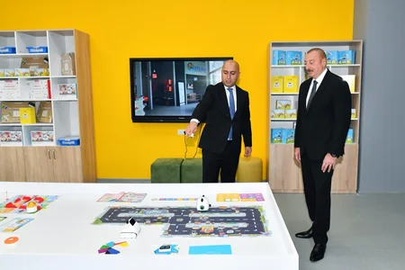 İlham Əliyev Sarayda yeni inşa edilən məktəbdə yaradılan şəraitlə tanış olub