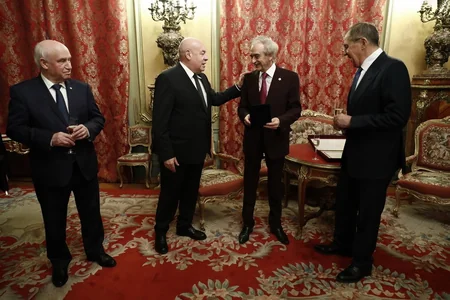 Лавров вручил Поладу Бюльбюльоглу награду от Путина - ФОТО