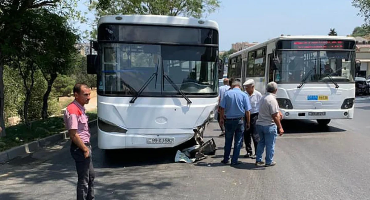 Bakıda iki avtobus və bir minik avtomobili toqquşub, 7 nəfər xəsarət alıb - YENİLƏNİB