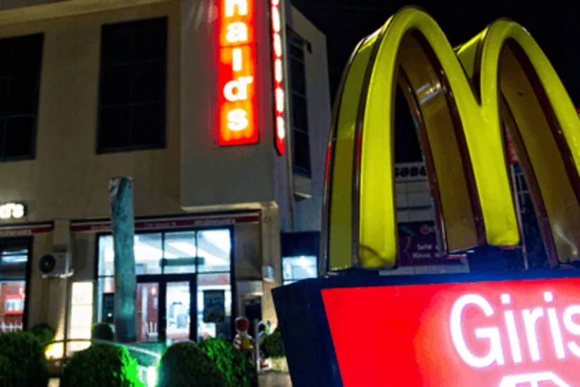 Bakıdakı “McDonalds”da narkotik maddə qəbul edən şəxs ölüb