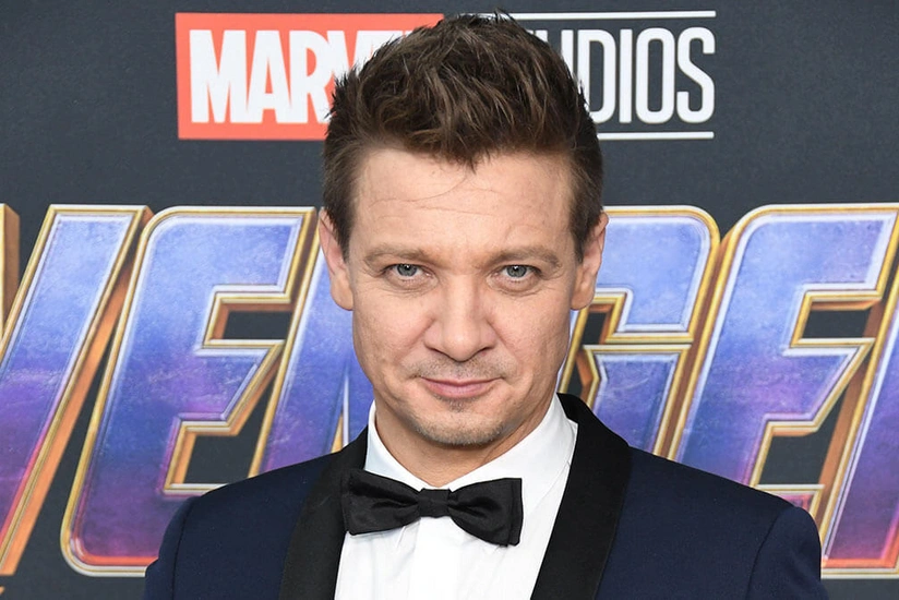 Актер из Мстителей Реннер серьезно пострадал при уборке снега