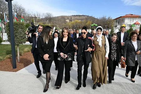 Prezident və birinci xanım Ağdərənin Həsənriz kəndində sakinlərlə birlikdə Novruz tonqalını alovlandırıblar - YENİLƏNİB