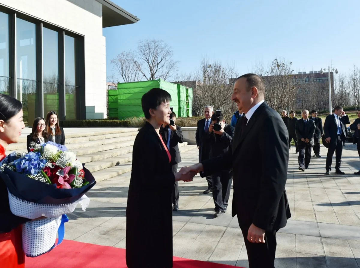 Prezident İlham Əliyev “Huawei” şirkətinin Pekindəki Sərgi Mərkəzində olub