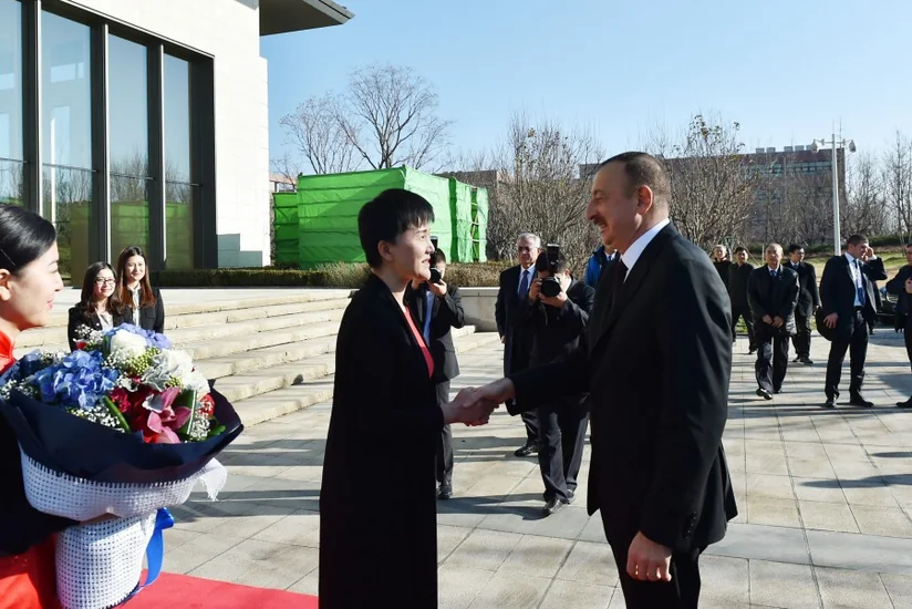 Prezident İlham Əliyev “Huawei” şirkətinin Pekindəki Sərgi Mərkəzində olub