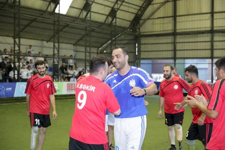 Protezlə təmin edilən qazilər futbol oynayıb