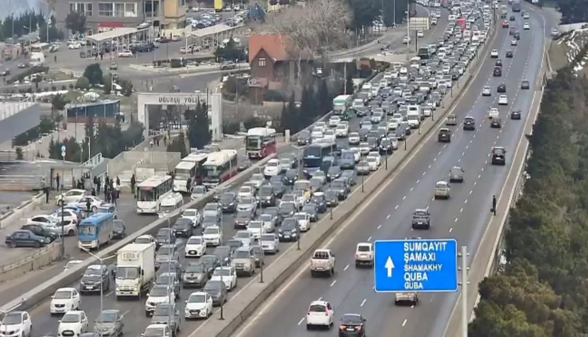 Bakının bir sıra yollarında nəqliyyatın sıxlığı yaranıb