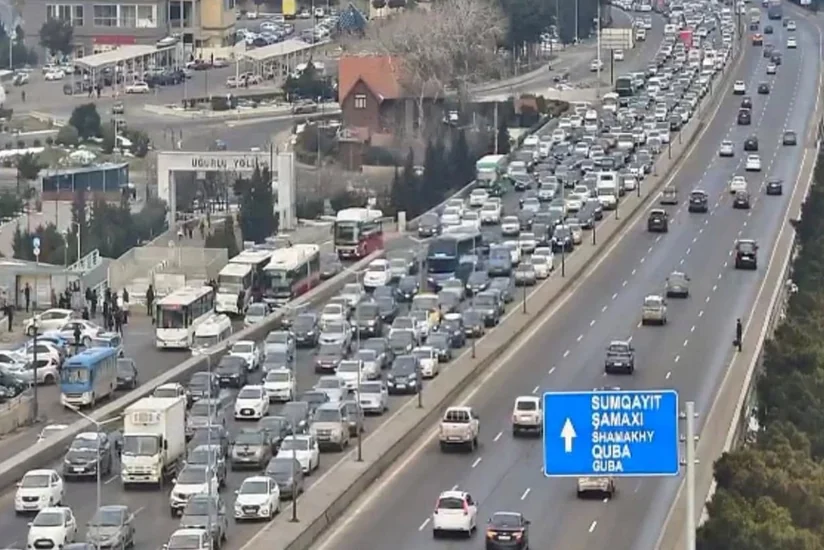 Bakının bir sıra yollarında nəqliyyatın sıxlığı yaranıb