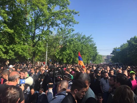 В Ереване протестующие прорвали полицейский кордон, достигнув здания Конституционного суда