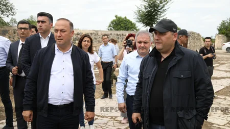Jurnalistlər Pənahəli xanın sarayının yerləşdiyi imarət kompleksində olub
