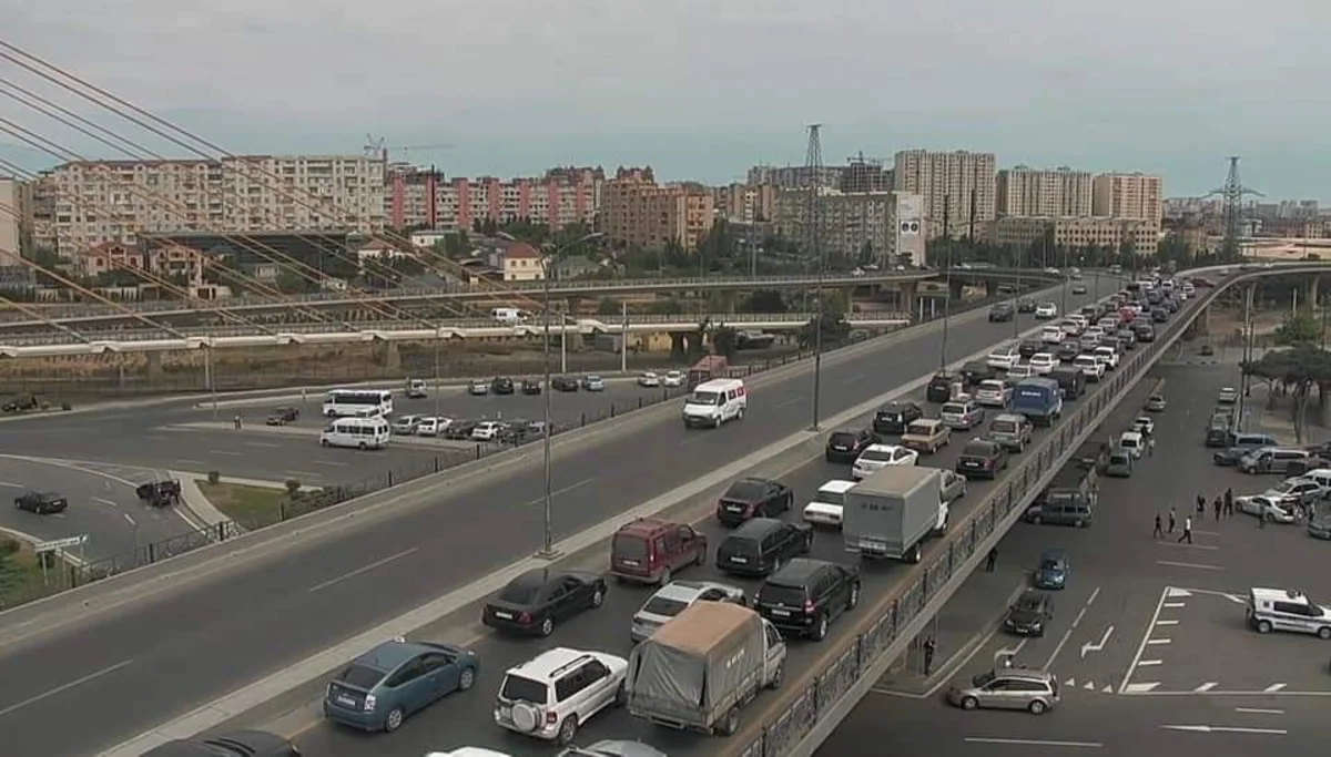 Bakıda körpünün üzərində qəza tıxaca səbəb oldu - FOTO