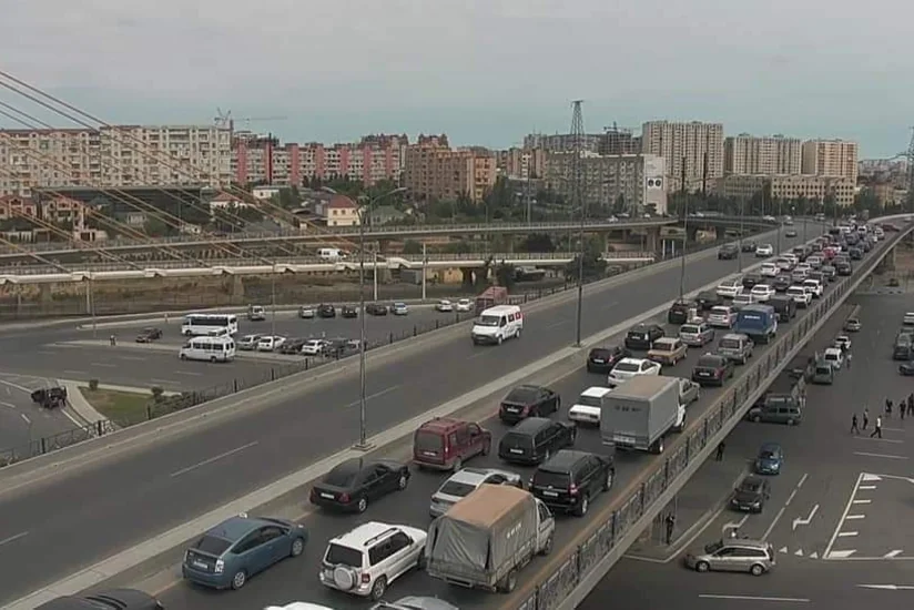 Bakıda körpünün üzərində qəza tıxaca səbəb oldu - FOTO