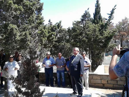 Milli Dram Teatrının kollektivi Səyavuş Aslanı məzarı başında anıb