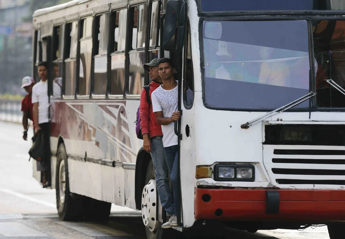 Venesuelada avtobus yoldan çıxaraq aşıb, 16 nəfər ölüb